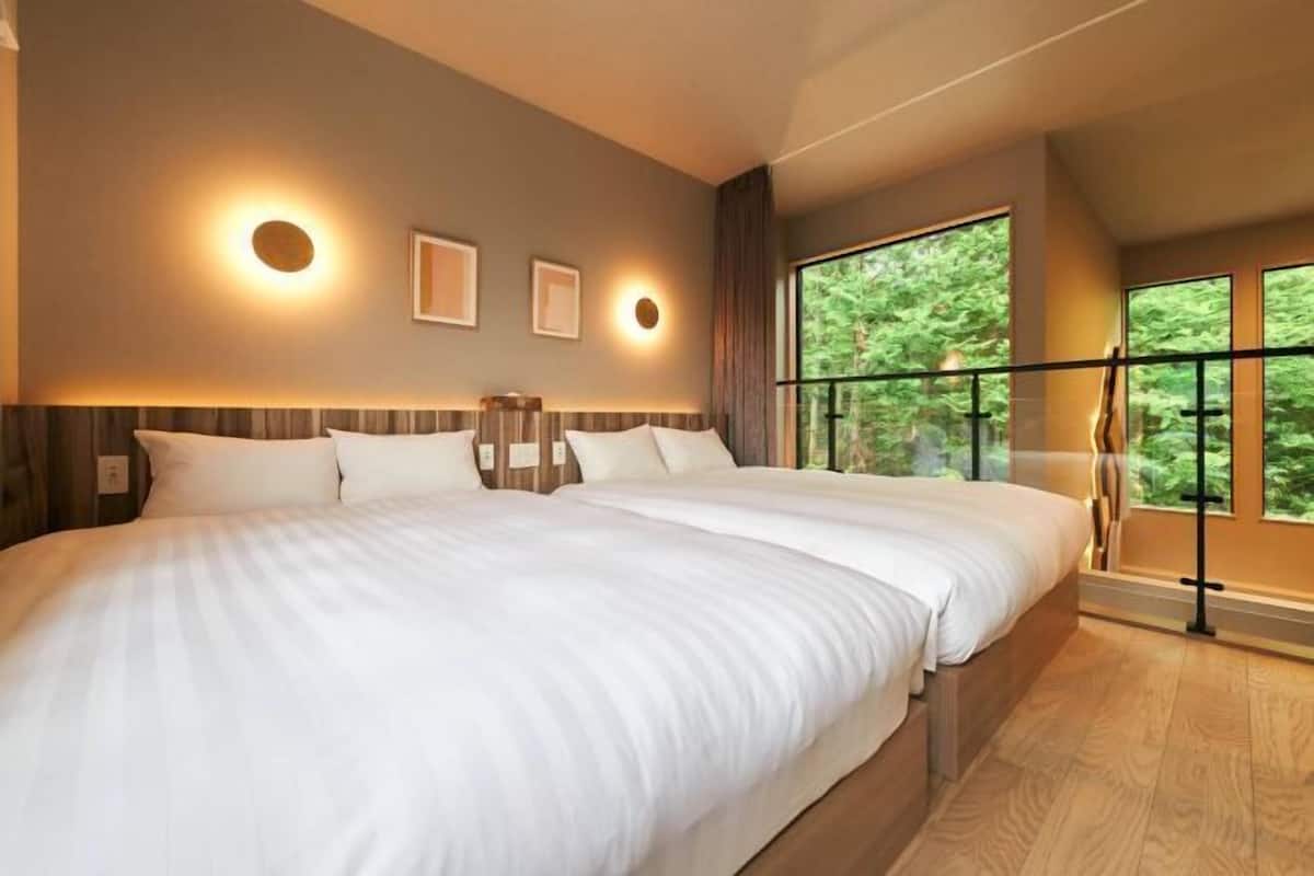 3 bedrooms, desk, laptop workspace, blackout curtains