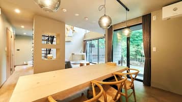 3 bedrooms, desk, laptop workspace, blackout drapes
