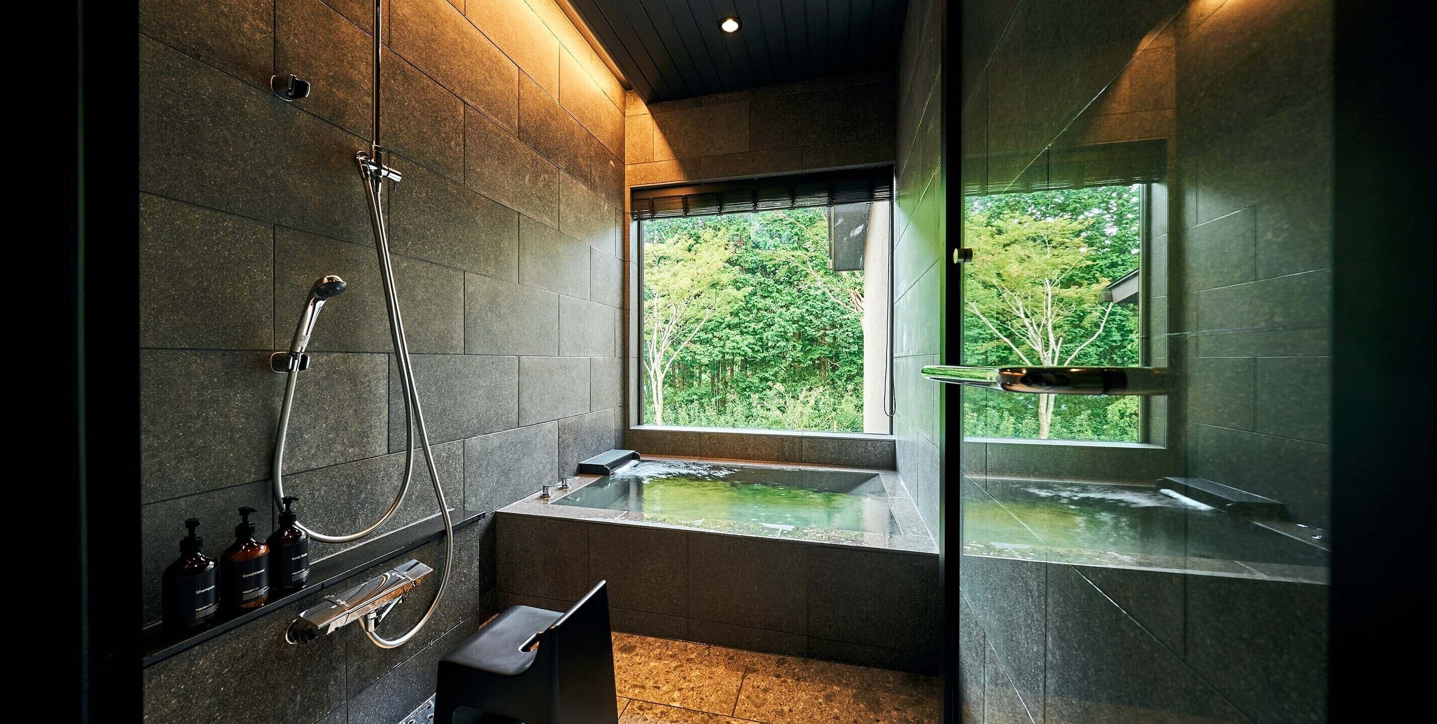 Baignoire et douche séparées, baignoire d'eau douce