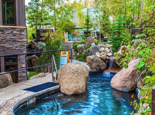 Charming slopeside condo with pool