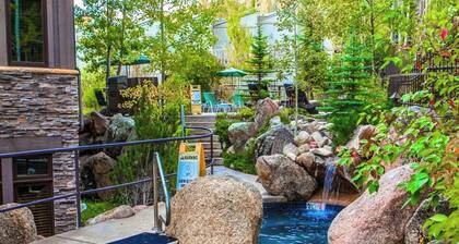 Charming slopeside condo with pool