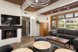 Interior - Charming slopeside condo with pool (Snowmass Village)