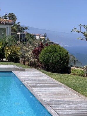 Een buitenzwembad en een verwarmd zwembad