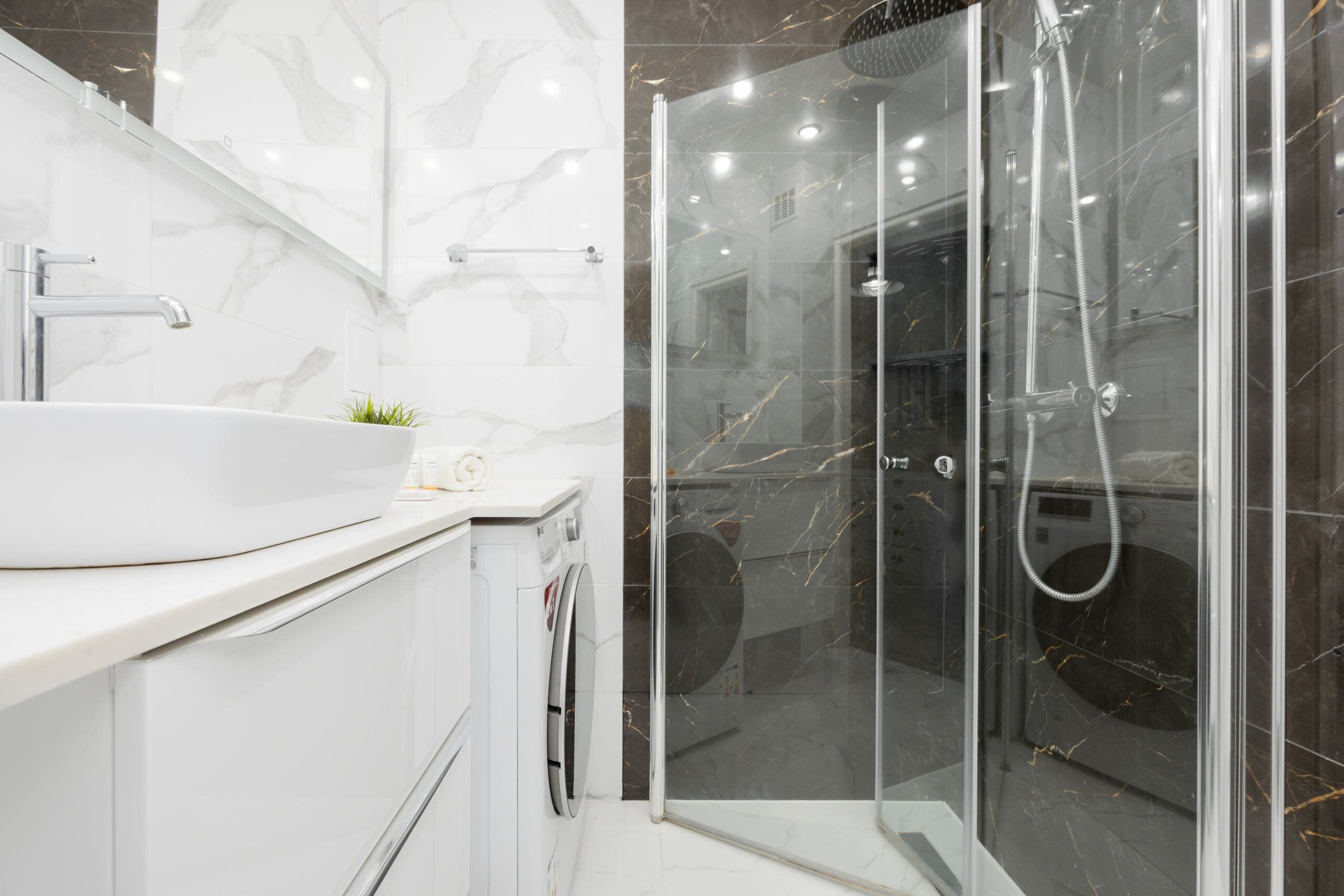 Dusche, Haartrockner, Handtücher, Shampoo