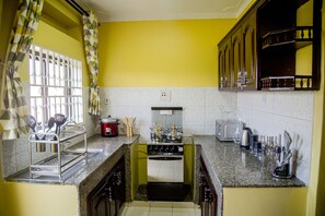 Fridge, microwave, oven, electric kettle - The Upper Room Apartments - Peace and Comfort (Kampala)