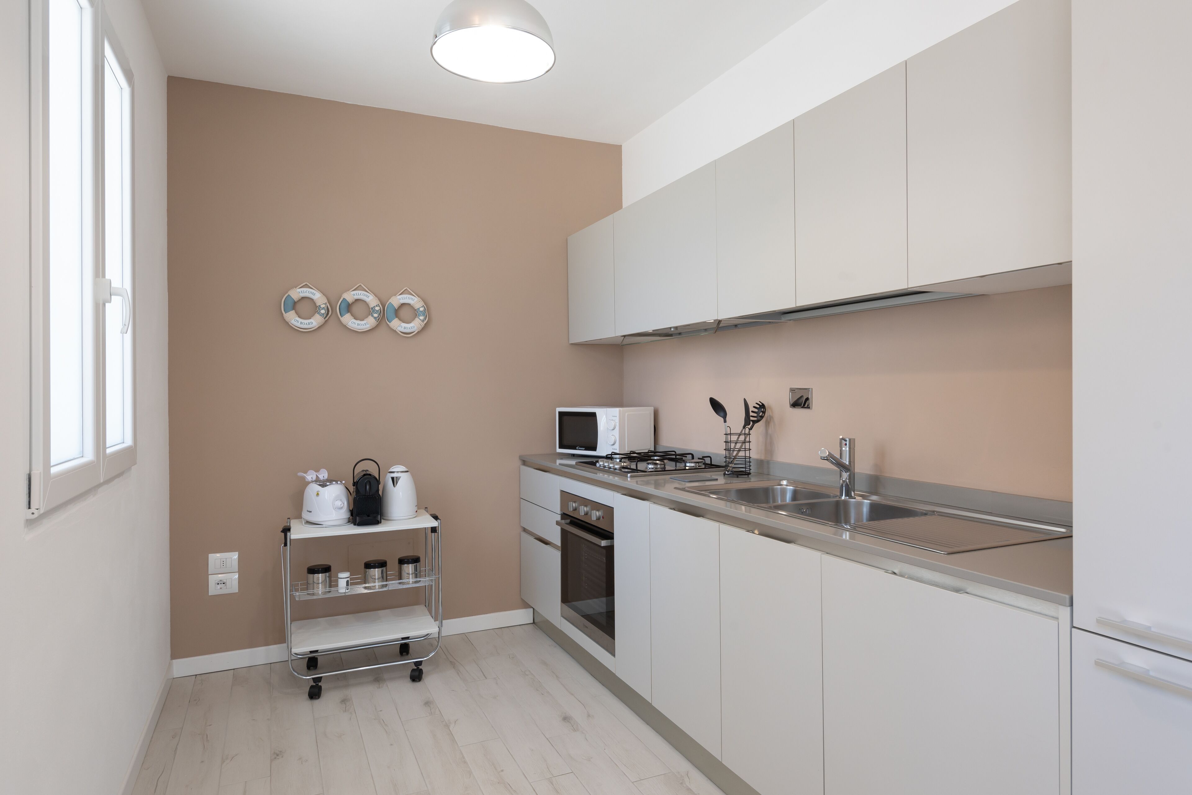 Frigorifero, microonde, forno, piano cottura