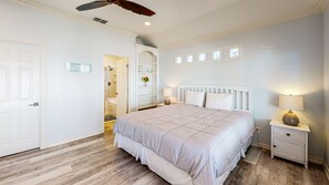 3 bedrooms, free WiFi, bed sheets - Shared Pool, Boardwalk, Enclosed Patio, Golf Cart Included Included (Port Aransas)