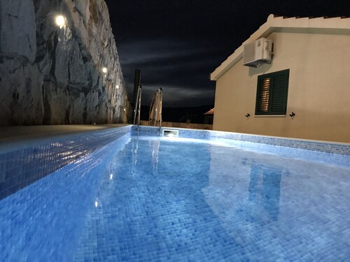 Vacation home with private pool for 8 people