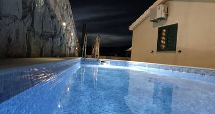 Vacation home with private pool for 8 people