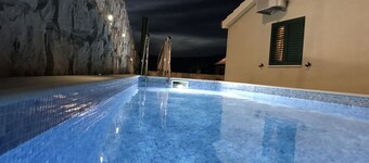 Vacation home with private pool for 8 people