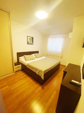 3 bedrooms, in-room safe, iron/ironing board, travel cot