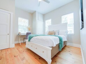 3 Schlafzimmer, Schreibtisch, Bügeleisen/Bügelbrett, Reisekinderbett