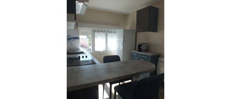 Jääkaappi, mikroaaltouuni, uuni, liesi