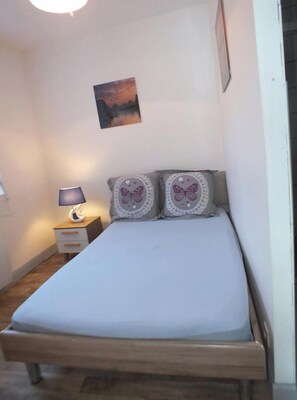 1 habitación, tabla de planchar con plancha, wifi gratis y ropa de cama 