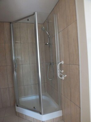 Dusche, Haartrockner, HandtĂŒcher, Seife