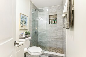 Amenidades de baño gratuitas, secadora de cabello, toallas 