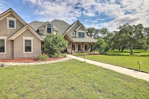 Exterior - Extravagant 4,500 Sq Ft Home in Hill Country! (Spring Branch)