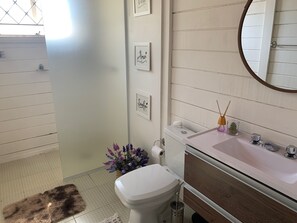 Dusche, Haartrockner, Bidet, Handtücher