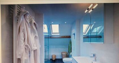 SPACIOUS TOWER APARTEMENT IN CENTRE SITTARD. Free privat parkinglot.