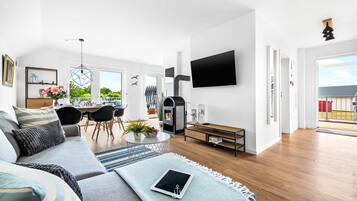 Fernseher, Kamin, Tischtennisplatte, Videothek