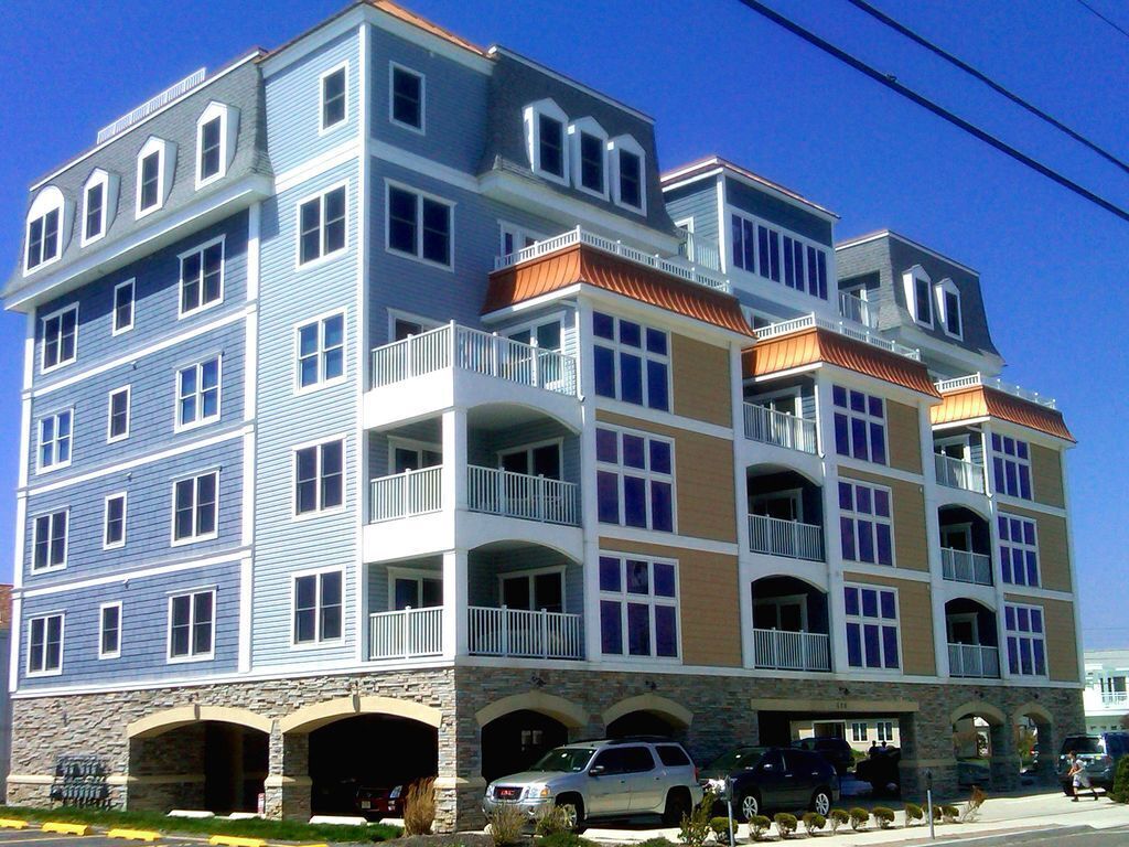 3 bedroom, 2 bath condo BEACH BLOCK!