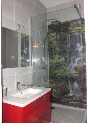 Chuveiro, secador de cabelo, toalhas de banho, sabonete