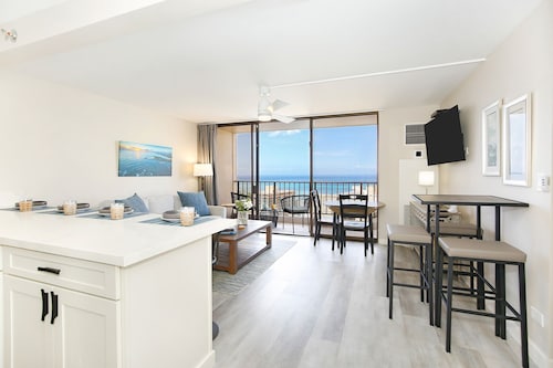 GORGEOUS Ocean and Diamond Head Views! Close to beach! A/C, Free Wi-Fi, Pool!