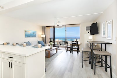 GORGEOUS Ocean and Diamond Head Views! Close to beach! A/C, Free Wi-Fi, Pool!