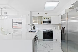 ثلاجة، ماكينة لصنع القهوة/الشاي، مستلزمات طهي/أطباق/أوعية