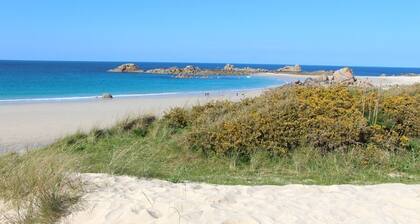 Vacation home a few steps from the beach: A la maison de Goulannou