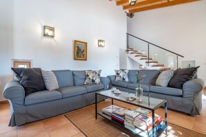 Een televisie en een tafeltennistafel