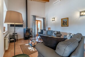 Een televisie en een tafeltennistafel