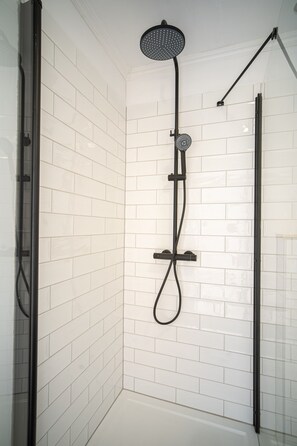 Dusche, Handtücher, Toilettenpapier