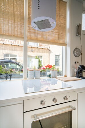 Een koelkast, een oven, een kookplaat, een vaatwasser