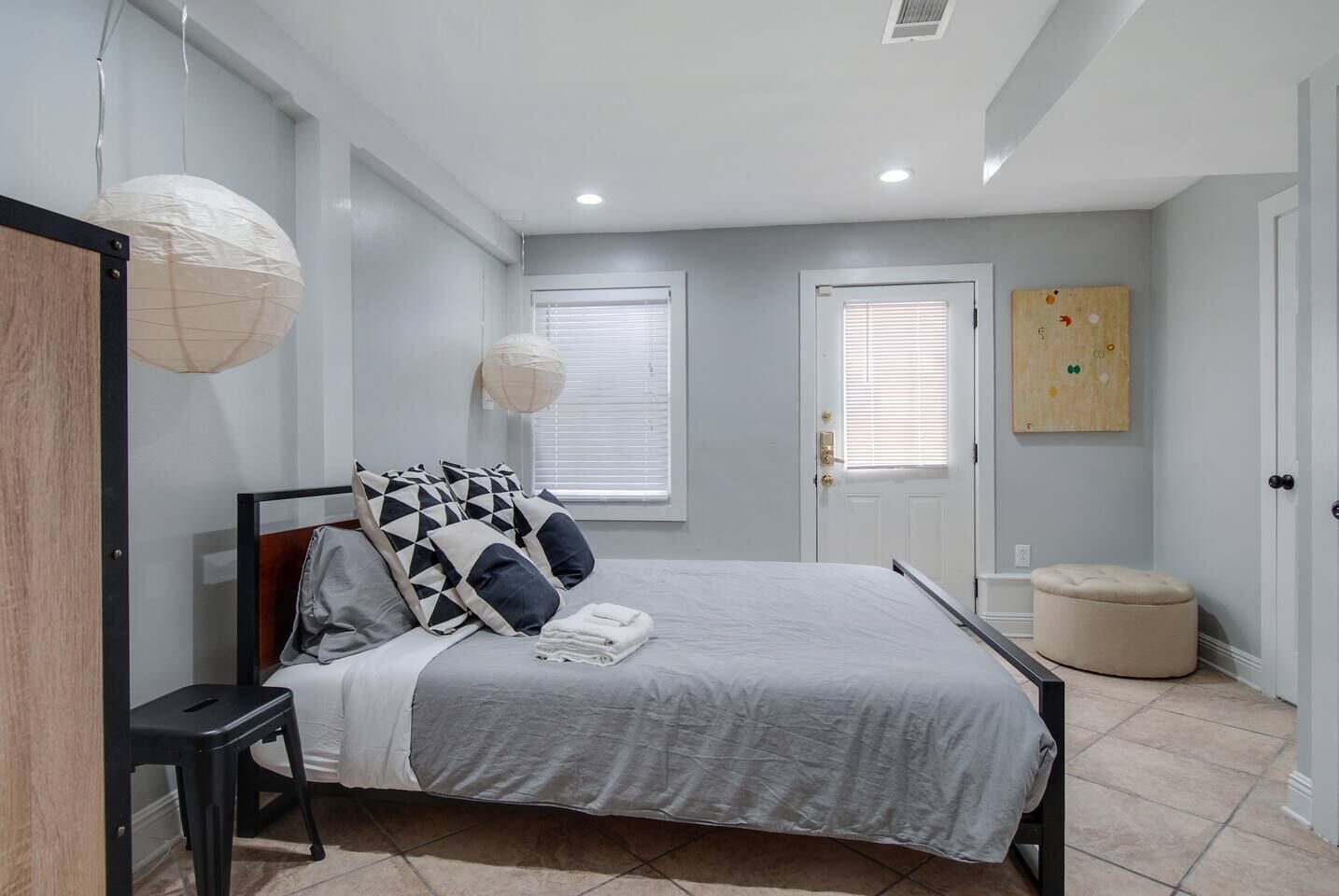 5 habitaciones, tabla de planchar con plancha, cuna de viaje y wifi 