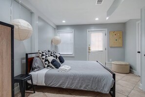 5 عدّة غرف نوم ومكواة/لوح كي وسرير سفر وواي فاي