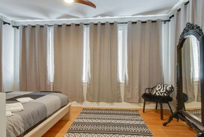 5 habitaciones, tabla de planchar con plancha y cuna de viaje