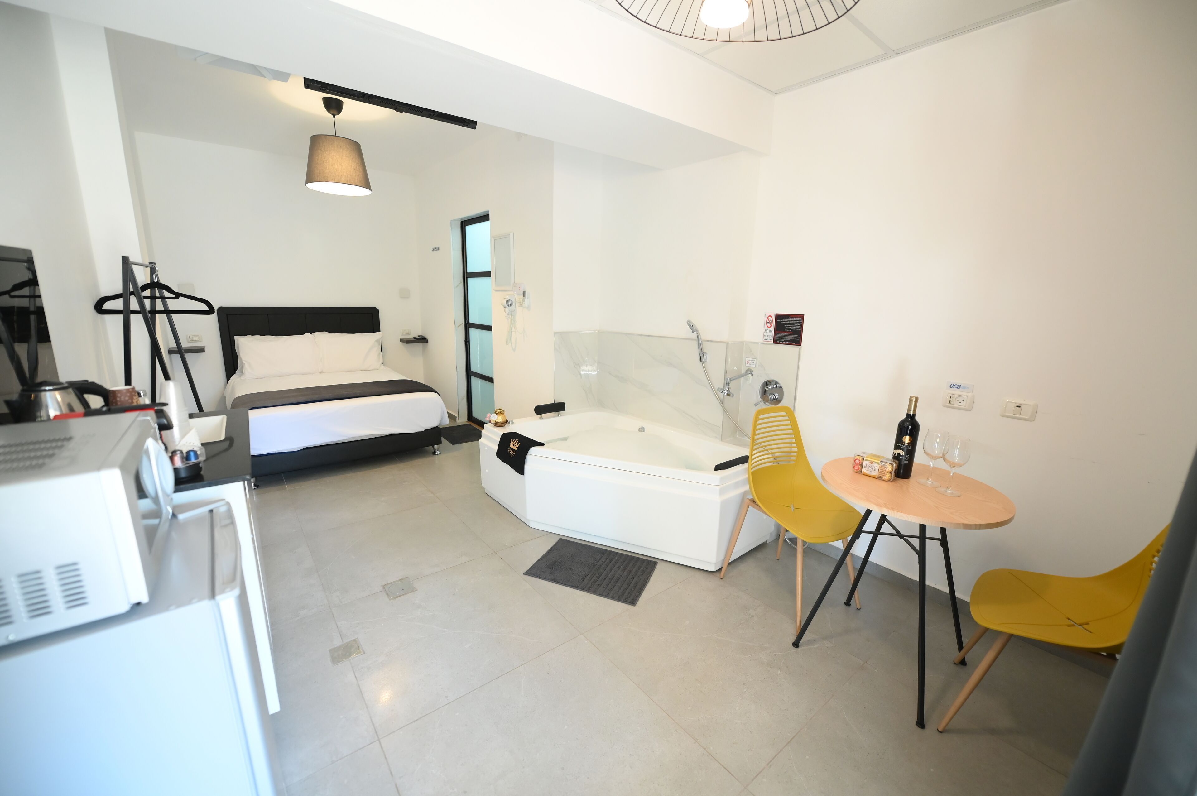 1 chambre, literie de qualité, couette en duvet