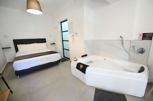 Suíte luxo, 1 quarto, banheira de imersão, vista para o jardim | 1 quarto, roupas de cama premium, edredons de pluma, camas Tempur-Pedic