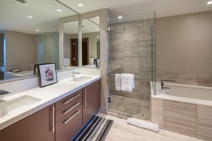 Hair dryer, towels - Luxurious 2.5 Bedroom Unit with Panoramic Ocean View in ONE Ala Moana (Honolulu)