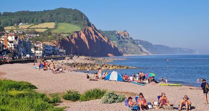Cosy 2 Bedroom Cottage in Sidmouth 200m from the beach with free parking.