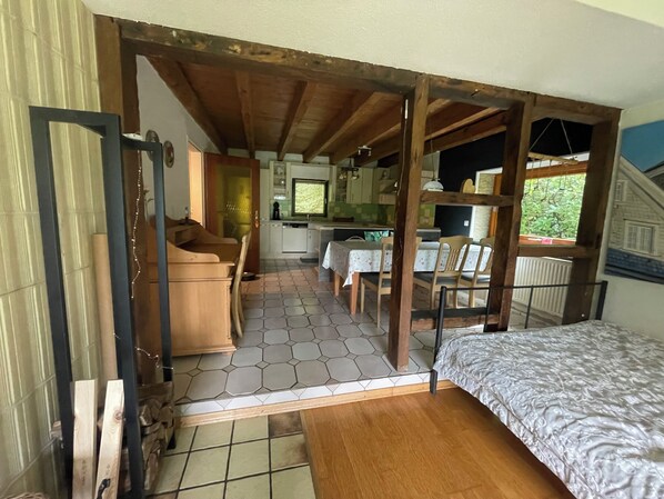 3 habitaciones, tabla de planchar con plancha y cuna de viaje 
