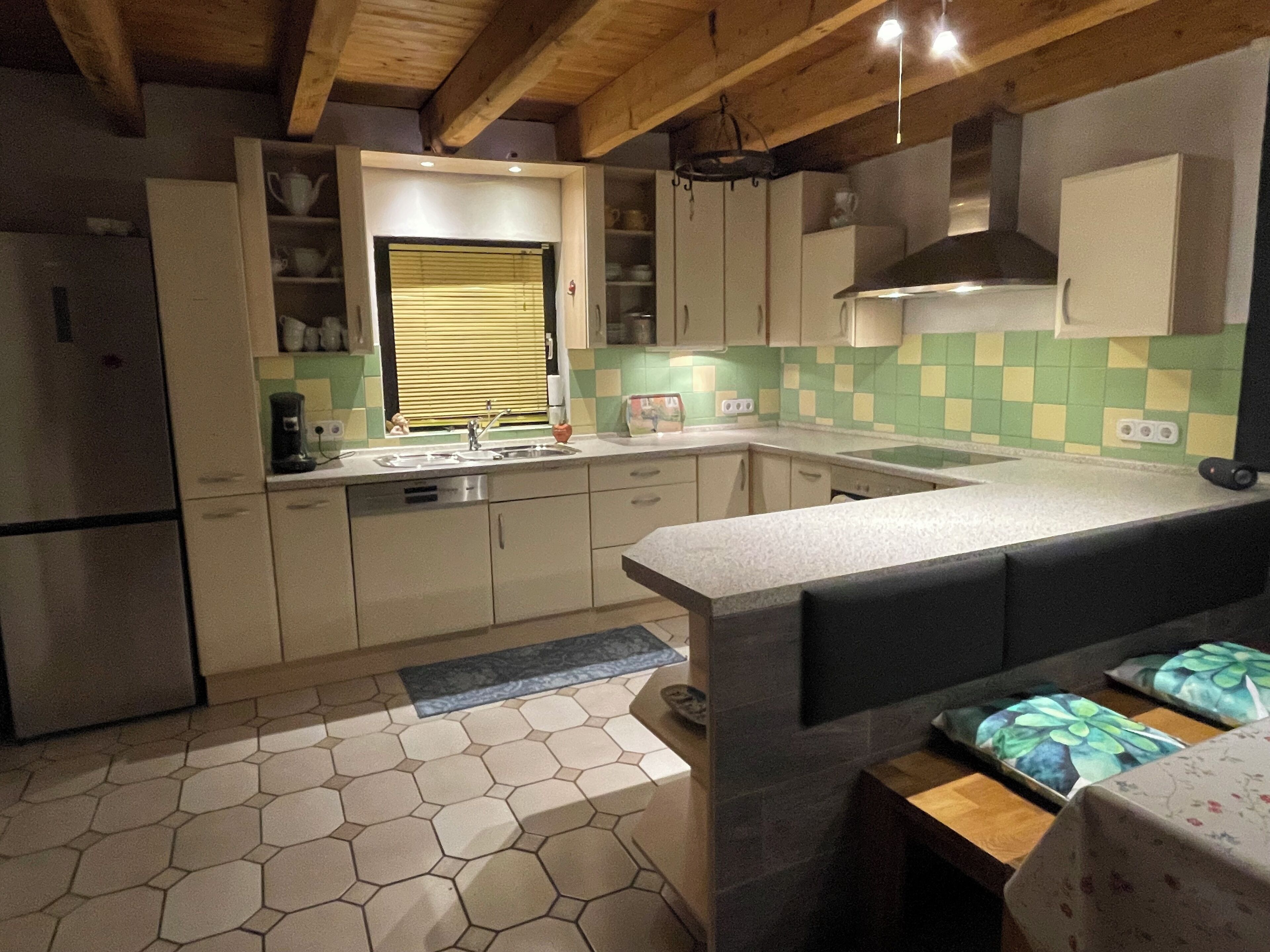 冷蔵庫、オーブン、コンロ、食器洗い機