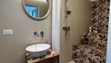 Asciugacapelli, asciugamani, sapone, shampoo