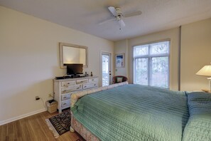 3 bedrooms, iron/ironing board, internet, bed sheets
