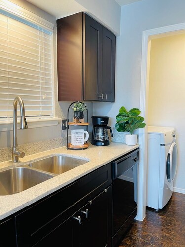 [SU 922-3] Campus-close 2 bedroom luxury