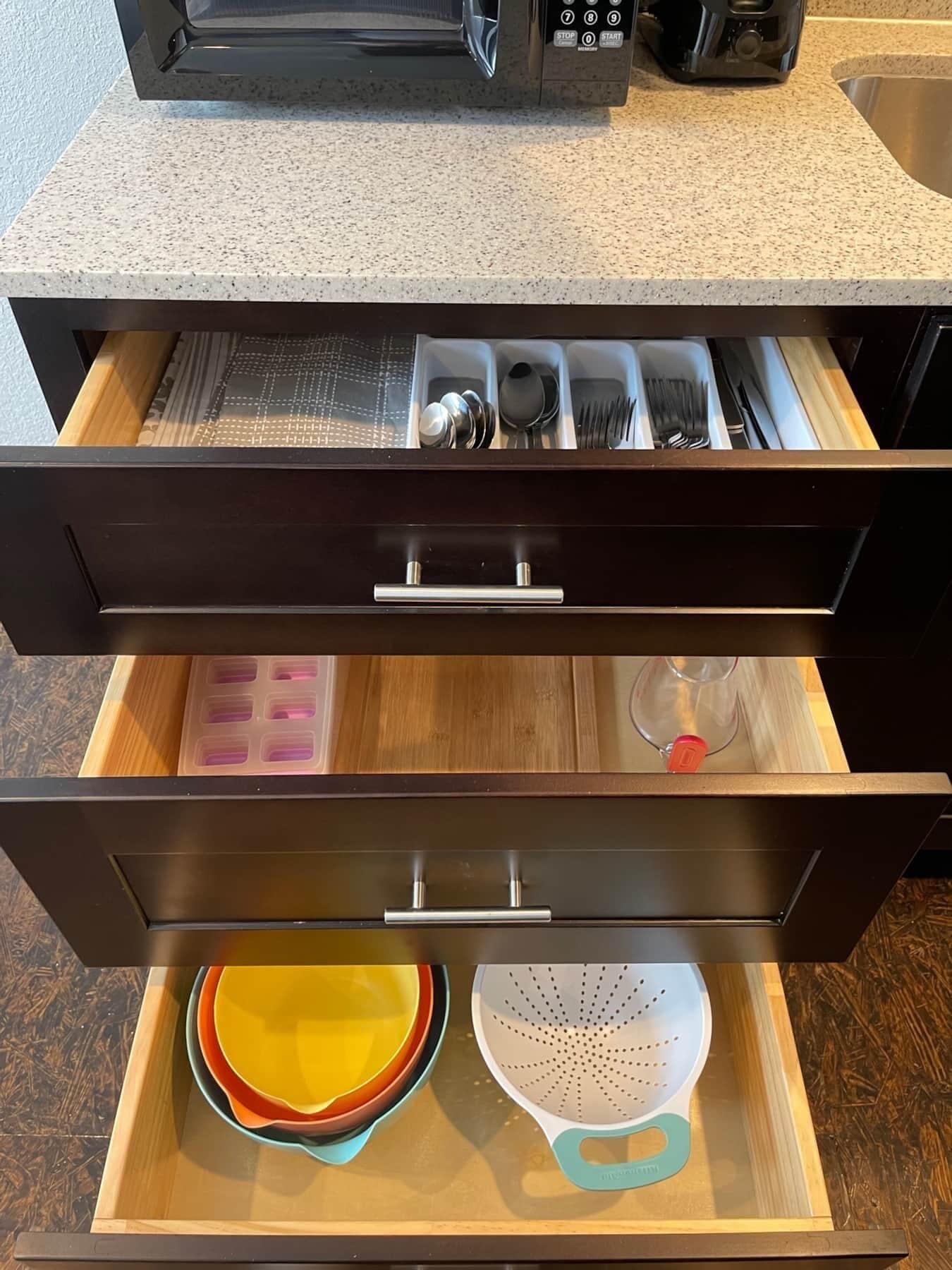 Réfrigérateur, plaque de cuisson, lave-vaisselle, cafetière/bouilloire