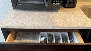 A kitchen drawer with utensils, a colander, and a glass. - [SU 922-3] Campus-close 2 bedroom luxury (Norman)