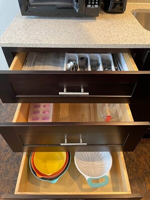 Réfrigérateur, plaque de cuisson, lave-vaisselle, cafetiÚre/bouilloire