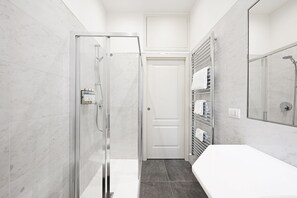 Departamento superior, 2 habitaciones (XL with Sofa Bed) | Baño | Regadera, amenidades de baño de diseñador, secadora de cabello, bidet 